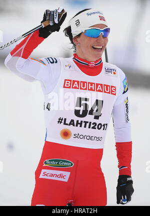 Lahti, Finnland. 28. Februar 2017. Norwegische Marit Bjoergen Jubel ihren Sieg bei den Frauen Langlauf 10km-Rennen am nordischen Ski-WM in Lahti, Finnland, 28. Februar 2017. Foto: Hendrik Schmidt/Dpa-Zentralbild/Dpa/Alamy Live News Stockfoto