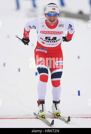 Lahti, Finnland. 28. Februar 2017. Norwegische Marit Bjoergen Kreuze zunächst während der Frauen Langlauf 10km-Rennen am nordischen Ski-WM in Lahti, Finnland, 28. Februar 2017. Foto: Hendrik Schmidt/Dpa-Zentralbild/Dpa/Alamy Live News Stockfoto