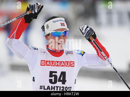 Lahti, Finnland. 28. Februar 2017. Norwegische Marit Bjoergen Jubel ihren Sieg bei den Frauen Langlauf 10km-Rennen am nordischen Ski-WM in Lahti, Finnland, 28. Februar 2017. Foto: Hendrik Schmidt/Dpa-Zentralbild/Dpa/Alamy Live News Stockfoto