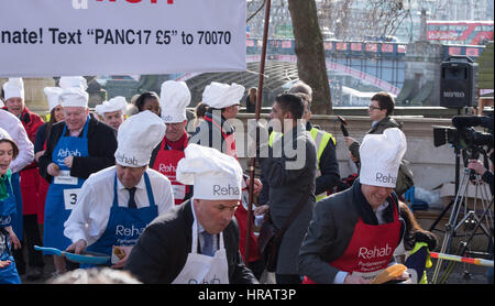 London, UK. 28. Februar 2017. Der Start des Rennens Reha parlamentarischen Pfannkuchen Credit: Ian Davidson/Alamy Live News Stockfoto