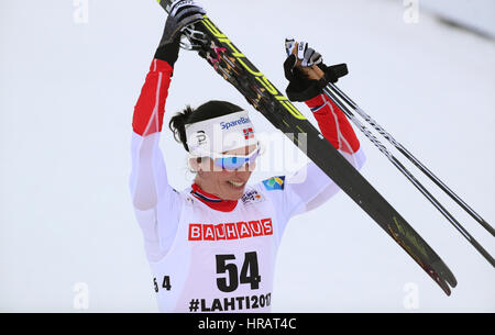 Lahti, Finnland. 28. Februar 2017. Marit Björgen aus Norwegen feiert auf der Ziellinie bei der nordischen Ski-WM in Lahti, Finnland, 28. Februar 2017. Foto: Karl-Josef Hildenbrand/Dpa/Alamy Live News Stockfoto