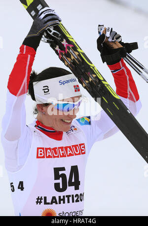 Lahti, Finnland. 28. Februar 2017. Marit Björgen aus Norwegen feiert auf der Ziellinie bei der nordischen Ski-WM in Lahti, Finnland, 28. Februar 2017. Foto: Karl-Josef Hildenbrand/Dpa/Alamy Live News Stockfoto