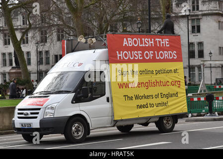 Parliament Square, London, UK. 28. Februar 2017. Ein van fährt um Bundesplatz für eine Online-Petition zur Abschaffung des House Of Lords. Bildnachweis: Matthew Chattle/Alamy Live-Nachrichten Stockfoto