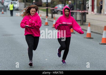 Grove, Ilkley, West Yorkshire, Großbritannien. 28. Februar 2017. Junge weibliche Konkurrenten sind ausgeführt und Teilnahme an der traditionellen, jährlichen Ilkley Rotary Pancake Race. Bildnachweis: Ian Lamond/Alamy Live-Nachrichten Stockfoto