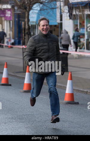 Grove, Ilkley, West Yorkshire, Großbritannien. 28. Februar 2017. Ein männlicher Konkurrent ist beteiligen und im traditionellen, jährlichen Ilkley Rotary Pfannkuchen Rennen laufen. Bildnachweis: Ian Lamond/Alamy Live-Nachrichten Stockfoto