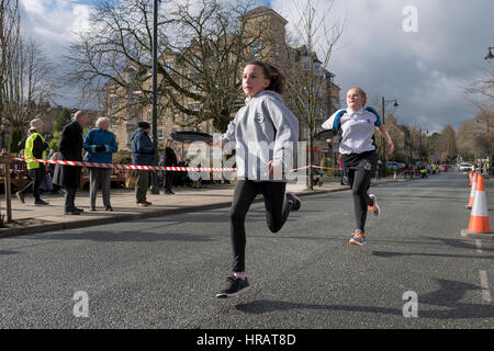 Grove, Ilkley, West Yorkshire, Großbritannien. 28. Februar 2017. Junge Wettbewerber (Schulmädchen) teilnehmen und im traditionellen, jährlichen Ilkley Rotary Pfannkuchen Rennen laufen. Bildnachweis: Ian Lamond/Alamy Live-Nachrichten Stockfoto