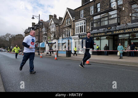 Ilkley, West Yorkshire, Großbritannien. 28. Februar 2017. Läufer nehmen an der jährlichen Ilkley Rotary Pancake Race Teil. Bildnachweis: Ian Lamond/Alamy Live-Nachrichten Stockfoto