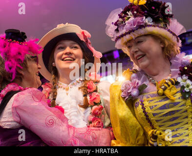 München, Deutschland. 28. Februar 2017. Die Menschen sind aus feiert bei der dress-up-Veranstaltung, die unter den traditionellen Karneval Brauch der "Fasching" am quadratischen Viktualienmarkt in München, 28. Februar 2017 fällt. Foto: Alexander Heinl/Dpa/Alamy Live News Stockfoto