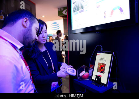 Barcelona, Spanien. 28. Februar 2017. Ein Mitarbeiter arbeitet an ihrem Stand am zweiten Tag des Mobile World Congress in Barcelona, Spanien, am 28. Februar 2017. Bildnachweis: Lino De Vallier/Xinhua/Alamy Live-Nachrichten Stockfoto