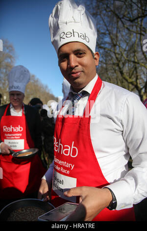 Victoria Tower Gardens, London, UK. 28. Februar 2017. Faisal Islam. Lords, Abgeordnete und Mitglieder des Media-Teams nehmen Teil in Pfannkuchen-Rennen - wir feiern 20 Jahre flipping für Reha-Nächstenliebe und seine Arbeit mit behinderten Menschen. Bildnachweis: Dinendra Haria/Alamy Live-Nachrichten Stockfoto