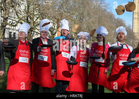 Victoria Tower Gardens, London, UK. 28. Februar 2017. Nigel Nelson George Parker, Michael Crick, Robbie Gibb, James Landale, Naga-Munchetty, Alistair Stewart OBE, Mia Wormesley, Faisal Islam, Caroline Wheeler, Jane Merrick. Lords, Abgeordnete und Mitglieder des Media-Teams nehmen Teil in Pfannkuchen-Rennen - wir feiern 20 Jahre flipping für Reha-Nächstenliebe und seine Arbeit mit behinderten Menschen. Bildnachweis: Dinendra Haria/Alamy Live-Nachrichten Stockfoto