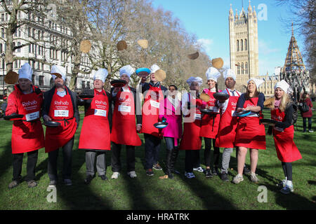 Victoria Tower Gardens, London, UK. 28. Februar 2017. Nigel Nelson George Parker, Michael Crick, Robbie Gibb, James Landale, Naga-Munchetty, Alistair Stewart OBE, Mia Wormesley, Faisal Islam, Caroline Wheeler, Jane Merrick. Lords, Abgeordnete und Mitglieder des Media-Teams nehmen Teil in Pfannkuchen-Rennen - wir feiern 20 Jahre flipping für Reha-Nächstenliebe und seine Arbeit mit behinderten Menschen. Bildnachweis: Dinendra Haria/Alamy Live-Nachrichten Stockfoto