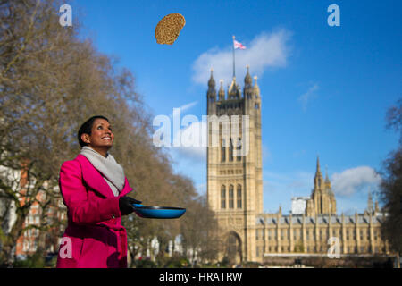 Victoria Tower Gardens, London, UK. 28. Februar 2017. BBC Breakfast's Naga Munchetty - die offizielle Starter warf die Pfannkuchen. Lords, Abgeordnete und Mitglieder des Media-Teams nehmen Teil in Pfannkuchen-Rennen - wir feiern 20 Jahre flipping für Reha-Nächstenliebe und seine Arbeit mit behinderten Menschen. Bildnachweis: Dinendra Haria/Alamy Live-Nachrichten Stockfoto