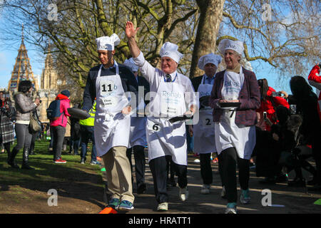 Victoria Tower Gardens, London, UK. 28. Februar 2017. David Burrowes, MP für Enfield, Southgate, Steve Pound, MP für North Ealing, Liz McInnes, MP für Heywood und Middleton. Lords, Abgeordnete und Mitglieder des Media-Teams nehmen Teil in Pfannkuchen-Rennen - wir feiern 20 Jahre flipping für Reha-Nächstenliebe und seine Arbeit mit behinderten Menschen. Bildnachweis: Dinendra Haria/Alamy Live-Nachrichten Stockfoto