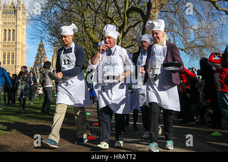 Victoria Tower Gardens, London, UK. 28. Februar 2017. David Burrowes, MP für Enfield, Southgate, Steve Pound, MP für North Ealing, Liz McInnes, MP für Heywood und Middleton. Lords, Abgeordnete und Mitglieder des Media-Teams nehmen Teil in Pfannkuchen-Rennen - wir feiern 20 Jahre flipping für Reha-Nächstenliebe und seine Arbeit mit behinderten Menschen. Bildnachweis: Dinendra Haria/Alamy Live-Nachrichten Stockfoto