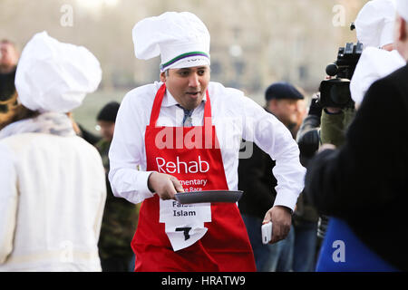 Victoria Tower Gardens, London, UK. 28. Februar 2017. Faisal Islam. Lords, Abgeordnete und Mitglieder des Media-Teams nehmen Teil in Pfannkuchen-Rennen - wir feiern 20 Jahre flipping für Reha-Nächstenliebe und seine Arbeit mit behinderten Menschen. Bildnachweis: Dinendra Haria/Alamy Live-Nachrichten Stockfoto