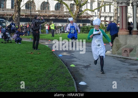 London, UK. 28. Februar 2017. Pancake race zwischen MP, Lords und die Medien, um Geld für Reha eine Wohltätigkeitsorganisation, die hilft Menschen mit körperlichen und geistigen Behinderungen. © Claire Doherty/Alamy Live News Stockfoto