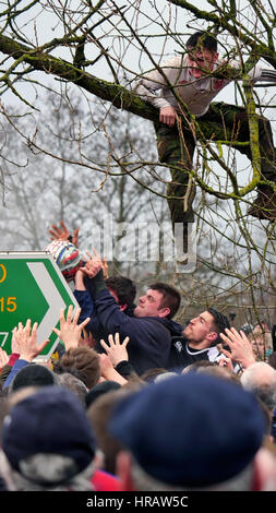 Ashbourne, UK. 28. Februar 2017. Ashbourne Royal Fasching Fußball 28. Februar 2017 Derbyshire Upards gegen Downards Credit: Doug Blane/Alamy Live News Stockfoto