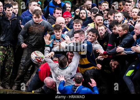 Ashbourne, Derbyshire, UK. 28. Februar 2017. Die Jahres- und historischen königlichen Fasching Fußball in den nächsten zwei Tagen in der Derbyshire Marktstadt Ashbourne gespielt wird. Die konkurrierende "Up'ards & Down'ards" Mannschaften erzielen einen Ball über Felder, Flüsse und Teiche mit Torpfosten drei Meilen voneinander entfernt. Bildnachweis: Sam Spickett/Alamy Live-Nachrichten Stockfoto