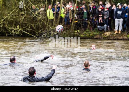 Ashbourne, Derbyshire, UK. 28. Februar 2017. Die Jahres- und historischen königlichen Fasching Fußball in den nächsten zwei Tagen in der Derbyshire Marktstadt Ashbourne gespielt wird. Die konkurrierende "Up'ards & Down'ards" Mannschaften erzielen einen Ball über Felder, Flüsse und Teiche mit Torpfosten drei Meilen voneinander entfernt. Bildnachweis: Sam Spickett/Alamy Live-Nachrichten Stockfoto