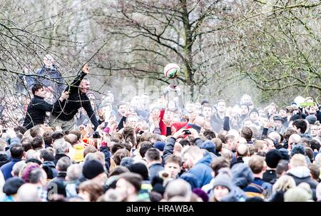 Ashbourne, Derbyshire, UK. 28. Februar 2017. Die Jahres- und historischen königlichen Fasching Fußball in den nächsten zwei Tagen in der Derbyshire Marktstadt Ashbourne gespielt wird. Die konkurrierende "Up'ards & Down'ards" Mannschaften erzielen einen Ball über Felder, Flüsse und Teiche mit Torpfosten drei Meilen voneinander entfernt. Bildnachweis: Sam Spickett/Alamy Live-Nachrichten Stockfoto