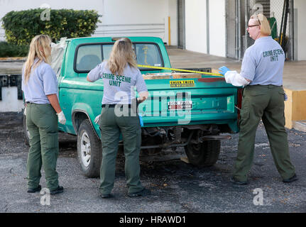 Florida, USA. 28. Februar 2017. Verbrechen-Szene Maßeinheit Mitglieder messen Sie den LKW, die, den Seth Adams in der Nacht, die er tödlich angeschossen wurde von Palm Beach County Sheriff Sgt. Michael Custer im Mai 2012 fuhr nach der Jury-Mitglieder der Ford Ranger vor dem Bundesgericht in West Palm Beach Dienstag, 28. Februar 2017 geprüft. Bildnachweis: Bruce R. Bennett/der Palm Beach Post/ZUMA Draht/Alamy Live-Nachrichten Stockfoto