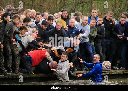 Ashbourne, UK. 28. Februar 2017. Königliche Fasching Fußball, Ashbourne, 28. Februar 2017. Bildnachweis: Richard Holmes/Alamy Live-Nachrichten Stockfoto