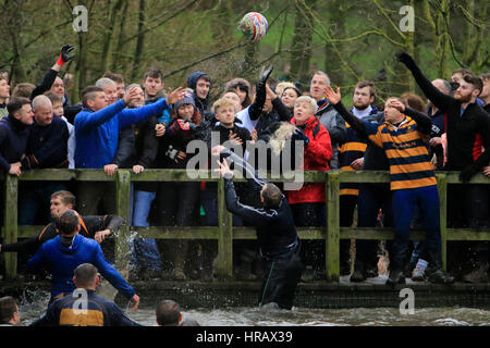 Ashbourne, UK. 28. Februar 2017. Königliche Fasching Fußball, Ashbourne, 28. Februar 2017. Bildnachweis: Richard Holmes/Alamy Live-Nachrichten Stockfoto