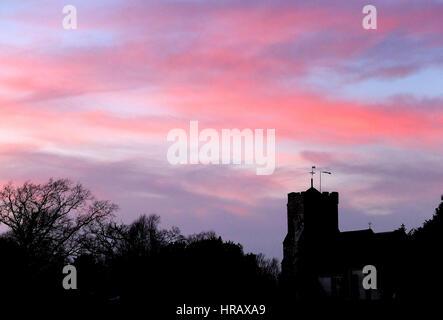 Reif, East Sussex. 28. Februar 2017. Schöner Sonnenuntergang hinter St John The Baptist Church, Ripe, East Sussex, am letzten Tag des Februar. Bildnachweis: Peter Cripps/Alamy Live-Nachrichten Stockfoto