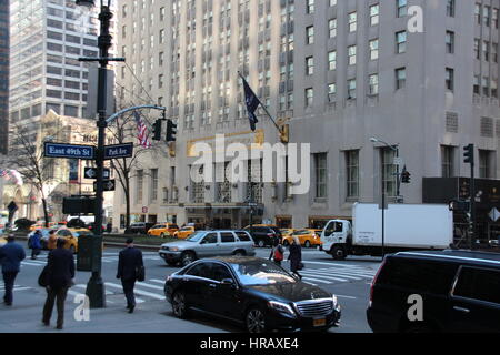 New York, USA. 28. Februar 2017. Die Fassade des Waldorf Astoria Hotel in New York, USA, 28. Februar 2017. Foto: Christina Horsten/Dpa/Alamy Live News Stockfoto