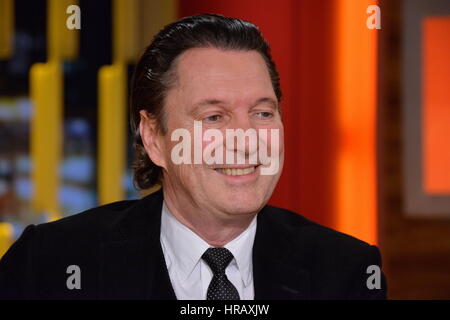 Berlin, Deutschland. 27. Februar 2017. Schweizer Autor Martin Suter, der Kopf hinter zahlreichen Bestseller, fotografiert bei einem Auftritt in einer TV-Talkshow in Berlin, Deutschland, 27. Februar 2017. Foto: Karlheinz Schindler/Dpa-Zentralbild/ZB/Dpa/Alamy Live News Stockfoto