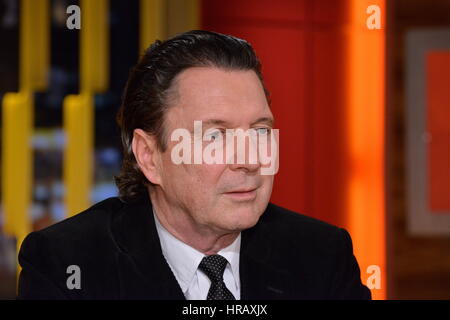 Berlin, Deutschland. 27. Februar 2017. Schweizer Autor Martin Suter, der Kopf hinter zahlreichen Bestseller, fotografiert bei einem Auftritt in einer TV-Talkshow in Berlin, Deutschland, 27. Februar 2017. Foto: Karlheinz Schindler/Dpa-Zentralbild/ZB/Dpa/Alamy Live News Stockfoto