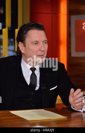 Berlin, Deutschland. 27. Februar 2017. Schweizer Autor Martin Suter, der Kopf hinter zahlreichen Bestseller, fotografiert bei einem Auftritt in einer TV-Talkshow in Berlin, Deutschland, 27. Februar 2017. Foto: Karlheinz Schindler/Dpa-Zentralbild/ZB/Dpa/Alamy Live News Stockfoto