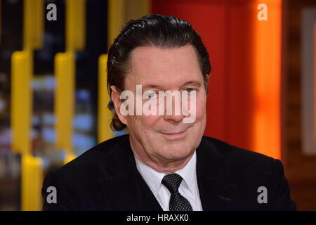 Berlin, Deutschland. 27. Februar 2017. Schweizer Autor Martin Suter, der Kopf hinter zahlreichen Bestseller, fotografiert bei einem Auftritt in einer TV-Talkshow in Berlin, Deutschland, 27. Februar 2017. Foto: Karlheinz Schindler/Dpa-Zentralbild/ZB/Dpa/Alamy Live News Stockfoto