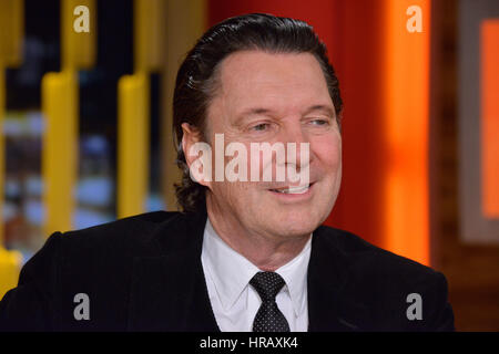 Berlin, Deutschland. 27. Februar 2017. Schweizer Autor Martin Suter, der Kopf hinter zahlreichen Bestseller, fotografiert bei einem Auftritt in einer TV-Talkshow in Berlin, Deutschland, 27. Februar 2017. Foto: Karlheinz Schindler/Dpa-Zentralbild/ZB/Dpa/Alamy Live News Stockfoto