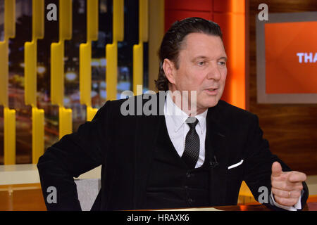 Berlin, Deutschland. 27. Februar 2017. Schweizer Autor Martin Suter, der Kopf hinter zahlreichen Bestseller, fotografiert bei einem Auftritt in einer TV-Talkshow in Berlin, Deutschland, 27. Februar 2017. Foto: Karlheinz Schindler/Dpa-Zentralbild/ZB/Dpa/Alamy Live News Stockfoto