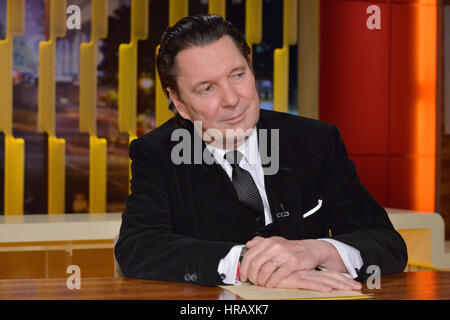 Berlin, Deutschland. 27. Februar 2017. Schweizer Autor Martin Suter, der Kopf hinter zahlreichen Bestseller, fotografiert bei einem Auftritt in einer TV-Talkshow in Berlin, Deutschland, 27. Februar 2017. Foto: Karlheinz Schindler/Dpa-Zentralbild/ZB/Dpa/Alamy Live News Stockfoto