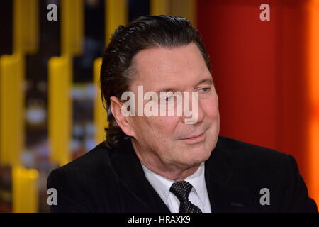 Berlin, Deutschland. 27. Februar 2017. Schweizer Autor Martin Suter, der Kopf hinter zahlreichen Bestseller, fotografiert bei einem Auftritt in einer TV-Talkshow in Berlin, Deutschland, 27. Februar 2017. Foto: Karlheinz Schindler/Dpa-Zentralbild/ZB/Dpa/Alamy Live News Stockfoto