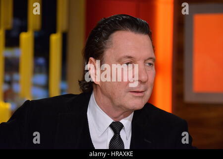 Berlin, Deutschland. 27. Februar 2017. Schweizer Autor Martin Suter, der Kopf hinter zahlreichen Bestseller, fotografiert bei einem Auftritt in einer TV-Talkshow in Berlin, Deutschland, 27. Februar 2017. Foto: Karlheinz Schindler/Dpa-Zentralbild/ZB/Dpa/Alamy Live News Stockfoto