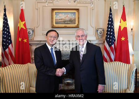 Washington, USA. 28. Februar 2017. Visiting chinesischen Staat Hofrat Yang Jiechi (L) schüttelt Hände mit US Secretary Of State Rex Tillerson bei ihrem Treffen in Washington, DC, USA, am 28. Februar 2017. Bildnachweis: Yin Bogu/Xinhua/Alamy Live-Nachrichten Stockfoto