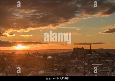 Edinburgh, UK. 28. Februar 2017. Großbritannien Wetter. Die Sonne geht über Edinburgh Credit: Rich Dyson/Alamy Live News Stockfoto