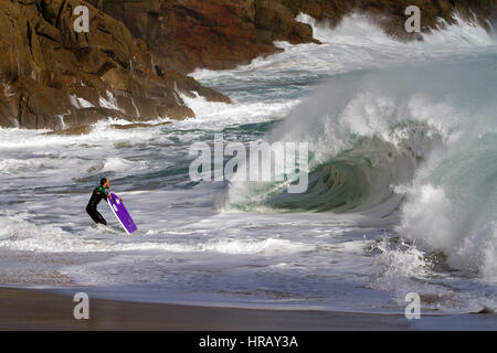 Cornwall, UK. 28. Februar 2017. Großbritannien Wetter. Bei dem Versuch, der im Wasser surfen Wellen erzeugt durch Sturm Ewan bekommt eine Nervenkitzel suchenden Surfer von einer riesigen Welle verschlungen. Massive Wellen bis zu zwanzig Fuß drosch die kornische Küste in den letzten zwei Tagen. Bildnachweis: Mike Newman/Alamy Live-Nachrichten Stockfoto