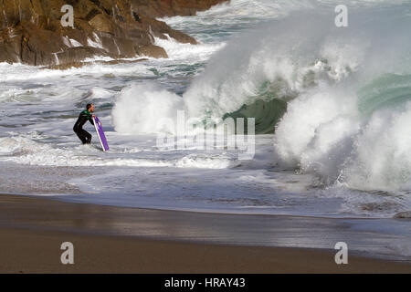 Cornwall, UK. 28. Februar 2017. Großbritannien Wetter. Bei dem Versuch, der im Wasser surfen Wellen erzeugt durch Sturm Ewan bekommt eine Nervenkitzel suchenden Surfer von einer riesigen Welle verschlungen. Massive Wellen bis zu zwanzig Fuß drosch die kornische Küste in den letzten zwei Tagen. Bildnachweis: Mike Newman/Alamy Live-Nachrichten Stockfoto