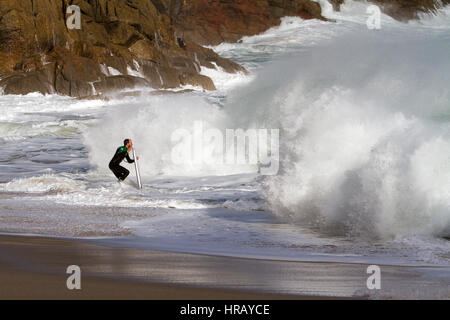 Cornwall, UK. 28. Februar 2017. Großbritannien Wetter. Bei dem Versuch, der im Wasser surfen Wellen erzeugt durch Sturm Ewan bekommt eine Nervenkitzel suchenden Surfer von einer riesigen Welle verschlungen. Massive Wellen bis zu zwanzig Fuß drosch die kornische Küste in den letzten zwei Tagen. Bildnachweis: Mike Newman/Alamy Live-Nachrichten Stockfoto