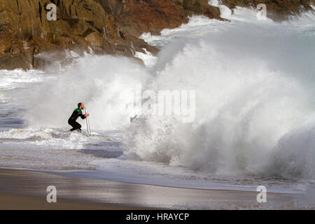 Cornwall, UK. 28. Februar 2017. Großbritannien Wetter. Bei dem Versuch, der im Wasser surfen Wellen erzeugt durch Sturm Ewan bekommt eine Nervenkitzel suchenden Surfer von einer riesigen Welle verschlungen. Massive Wellen bis zu zwanzig Fuß drosch die kornische Küste in den letzten zwei Tagen. Bildnachweis: Mike Newman/Alamy Live-Nachrichten Stockfoto