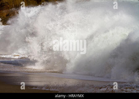 Cornwall, UK. 28. Februar 2017. Großbritannien Wetter. Bei dem Versuch, der im Wasser surfen Wellen erzeugt durch Sturm Ewan bekommt eine Nervenkitzel suchenden Surfer von einer riesigen Welle verschlungen. Massive Wellen bis zu zwanzig Fuß drosch die kornische Küste in den letzten zwei Tagen. Bildnachweis: Mike Newman/Alamy Live-Nachrichten Stockfoto