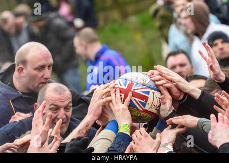 Ashbourne, Derbyshire, UK. 28. Februar 2017. Die jährlichen Fasching Fußball fand heute in der Derbyshire Marktstadt Ashbourne. Oben, Künste und unten machst Karten Schlacht in einem Spiel die konnte weitergehen, bis 22:00 heute Abend, oder bis eine Kugel in den Fluss Henmore inhaftiert ist. Bildnachweis: Ian Francis/Alamy Live-Nachrichten Stockfoto