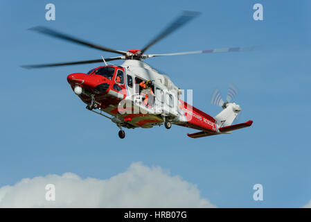 Beachy Head, Sussex, UK. 28. Februar 2017. Küstenwache und anderer Notdienste, Besuch eines Unfalls mit einem gemeldeten Auto fahren von der Klippe. Rettungsversuch wurde von der Flut vereitelt. Bildnachweis: Martin Gurken Alamy Live-Nachrichten Stockfoto