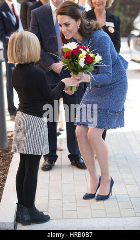 London, UK. 28. Februar 2017. Großbritanniens Duchess of Cambridge Kate (R) kommt im Ronald McDonald Haus Evelina London offiziell die Eröffnung des neuen "Home Away From Home"-Unterkunft für die Familien der Kinder, Evelina London Children Hospital in London, Großbritannien, am 28. Februar 2017 behandelt markieren. Bildnachweis: Xinhua/Alamy Live-Nachrichten Stockfoto