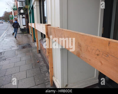 Ashbourne, Derbyshire, UK. Der jährliche Rumble zwischen Uppards und Downards, die Ashbourne Royal Fasching Footabll stattfinden wird. Im Wesentlichen ein riesiges Rugby Gedränge, die über die ganze Stadt stattfindet, müssen die Spieler Tor den Ball an einer der zwei Tore und welches Team man spielt hängt davon ab, ob Sie nach oben geboren wurden oder nach unten von der Henmore-Bach, der durch die Stadt schwärmen. Das ganze findet wieder statt morgen (1. März), Aschermittwoch. Shopfronts in der Stadt in Vorbereitung auf die gewalttätigen Spiel mit Brettern vernagelt. Stockfoto